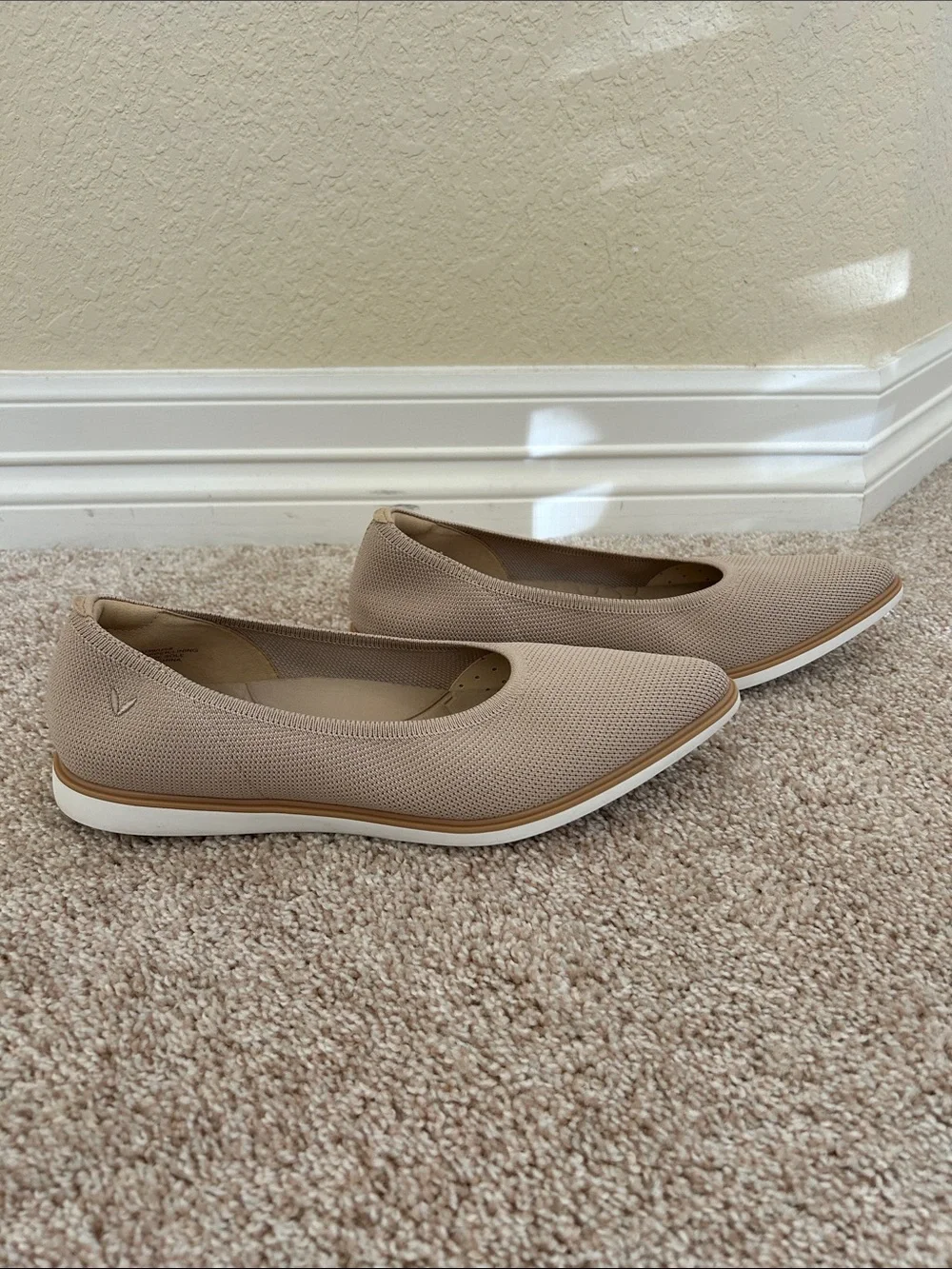 Vivaia Lightweight Pointed-Ballet Flats - Almond